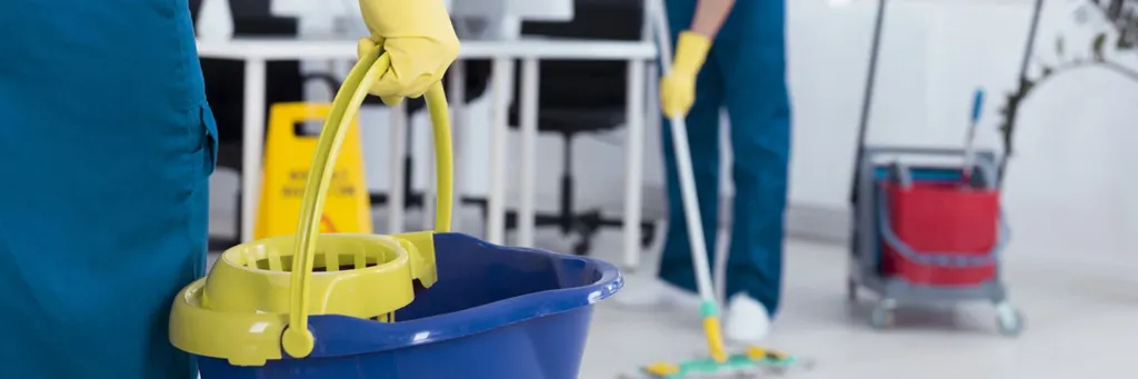 Professionelle Reinigungskräfte bei der Arbeit
